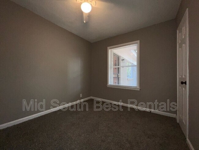 Building Photo - 1425 Rolling Hills Dr