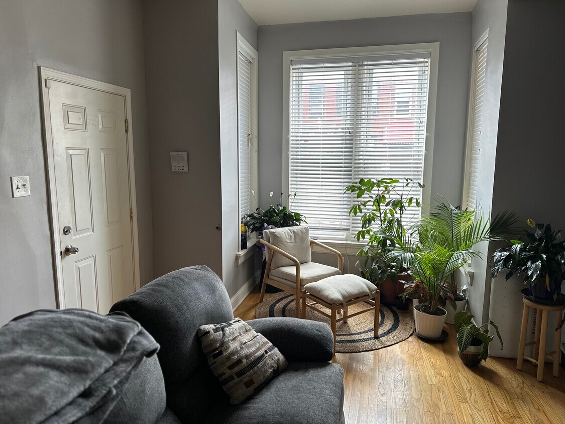 Primary Photo - 824 E 47th Pl
