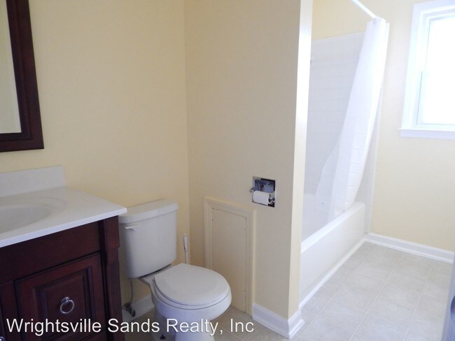 Building Photo - 3 br, 1.5 bath House - 17 B Coral Drive