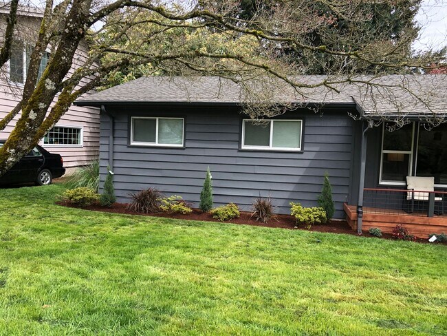 Foto del edificio - DON'T WAIT! Beautiful renovated 3 bedroom in great neighborhood! HUGE backyard and very pet frien...