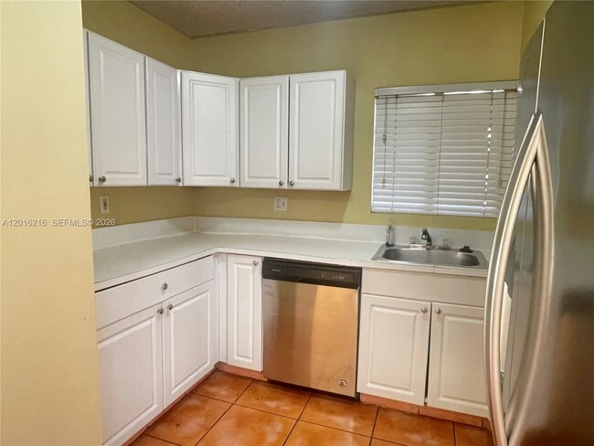 Building Photo - 6255 SW Kendale Lakes Cir