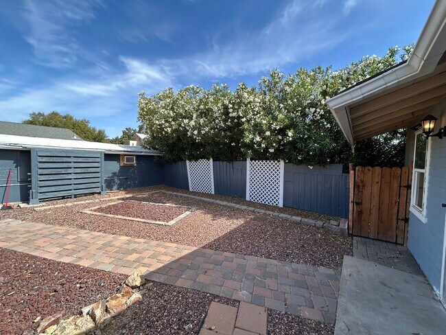 Building Photo - Studio unit with 1 bathroom. Home was upda...