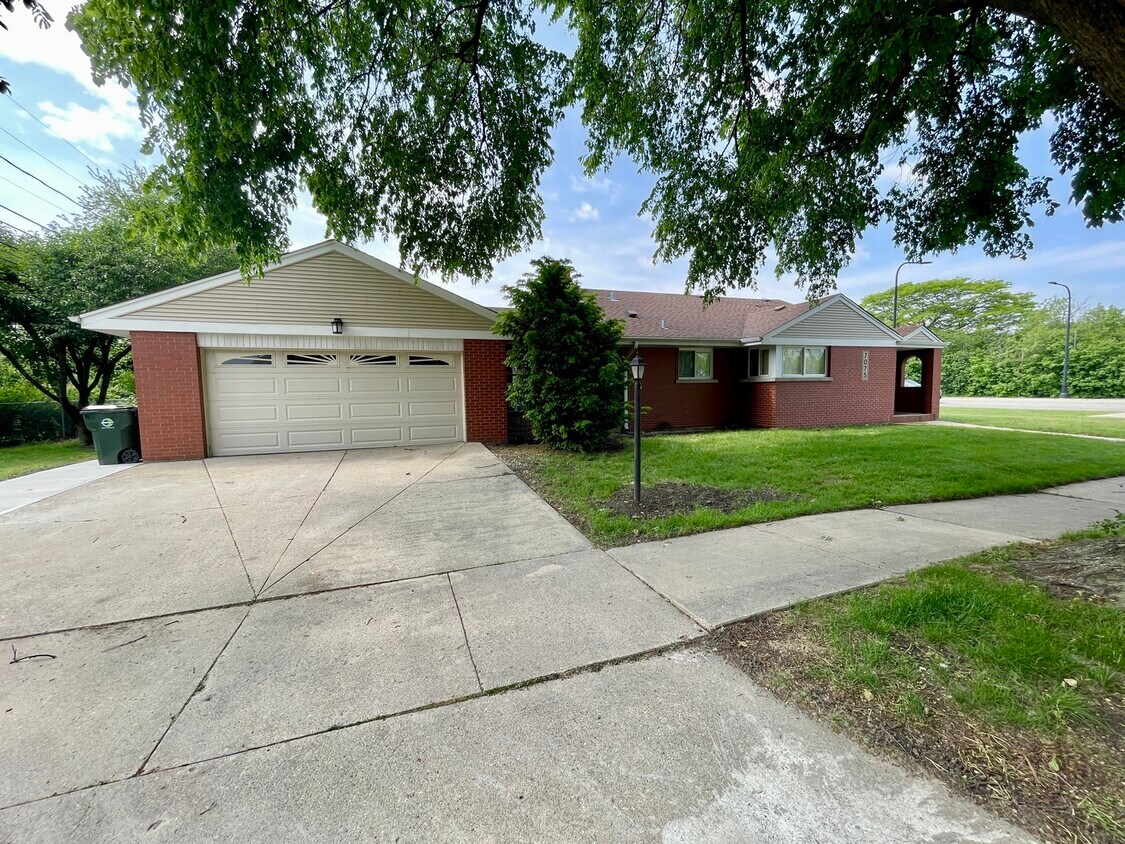 Foto principal - 7075 N Cicero Ave