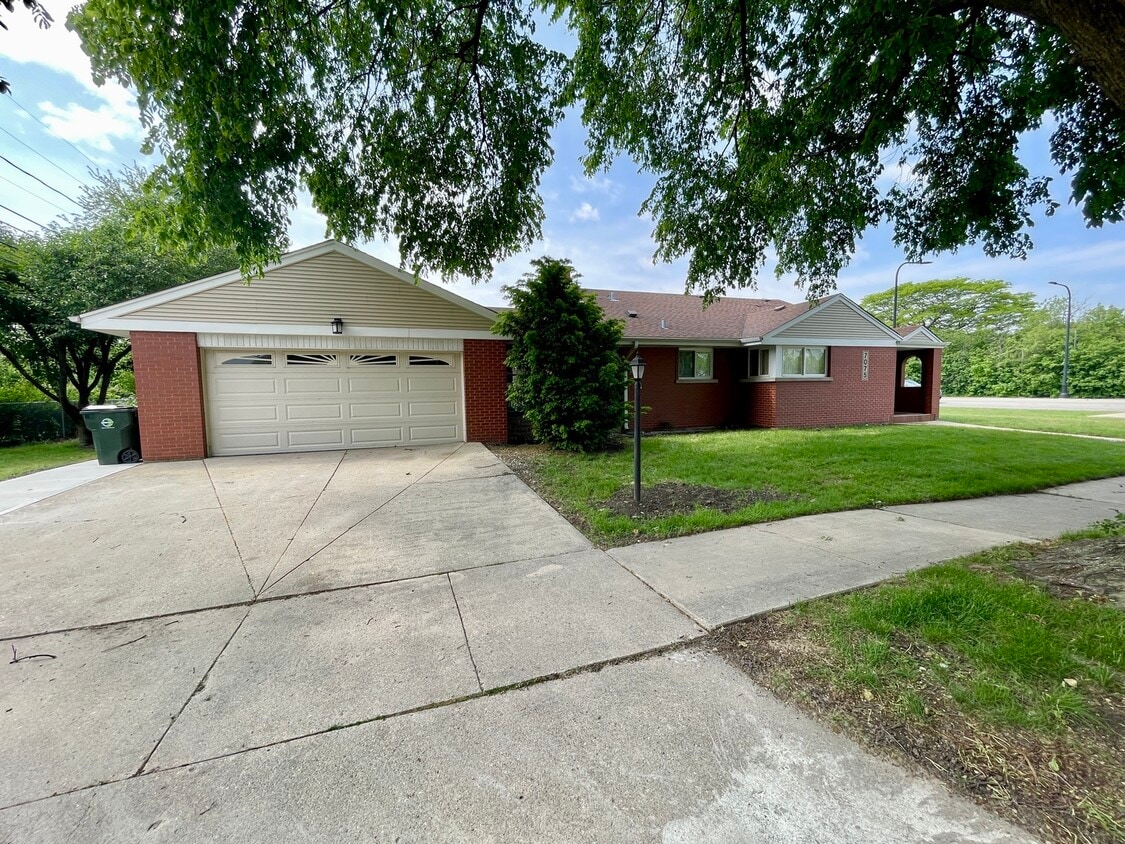 Primary Photo - 7075 N Cicero Ave