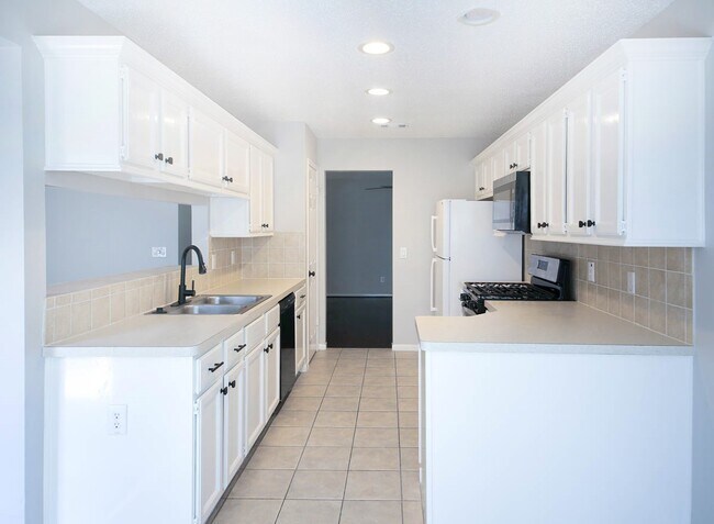 Foto del edificio - 175 Sylvan Forest Dr