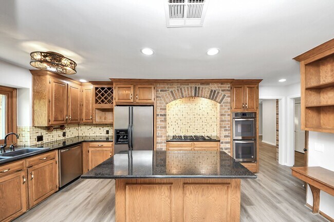 Foto del edificio - 3923 Cypress Lake Dr