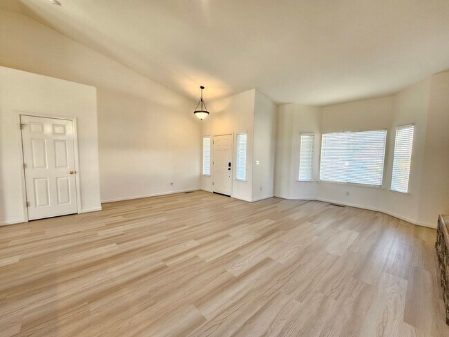 Foto del edificio - Cold Springs Beauty - Immaculate Newer Hom...