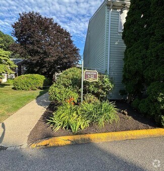 Building Photo - 1 E Gate Ln