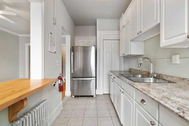 Building Photo - 277 Crown St