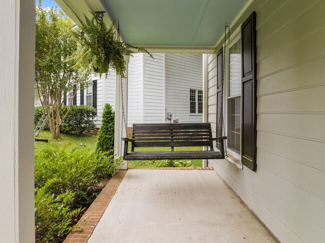 Building Photo - Gorgeous 3 Bedroom Traditional Home Locate...