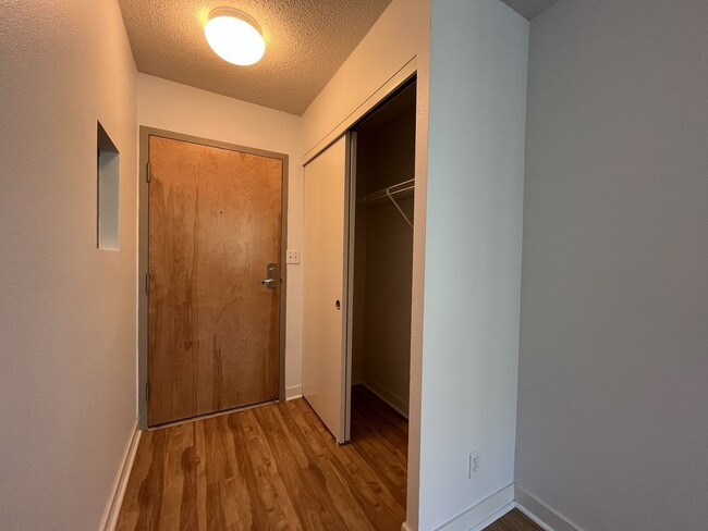 Building Photo - 1Bd/1Ba Home in Goose Hollow neighborhood ~ Secured Garage Parking and Additional Storage Unit!!!