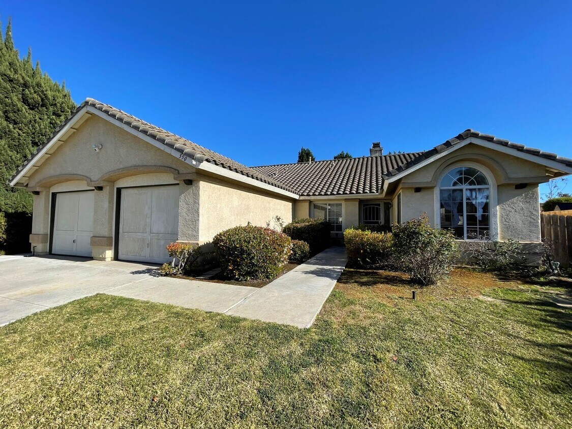 Foto principal - Spacious 1- Story Home with Great Open Flo...