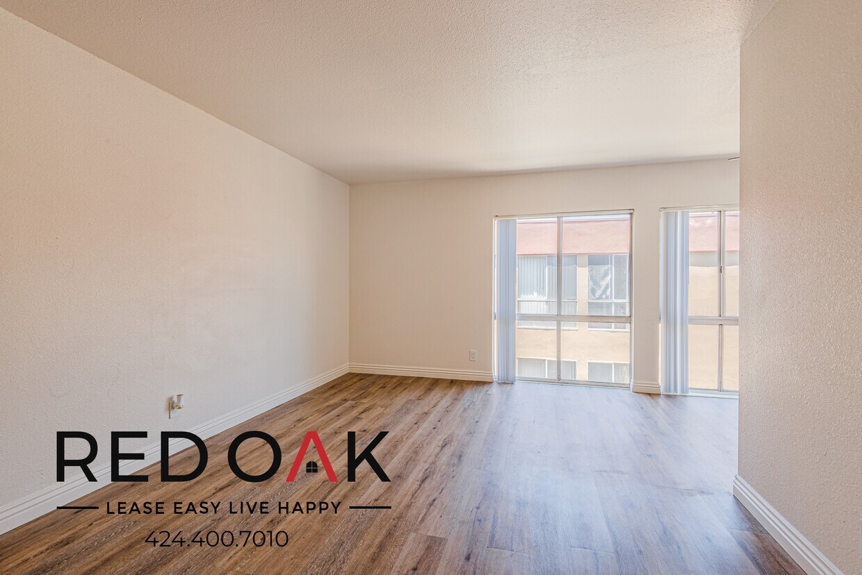 Foto principal - 17830 Sherman Way