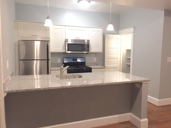 Grandes la península de granito con espacio para stools. - 1110 4th St NE