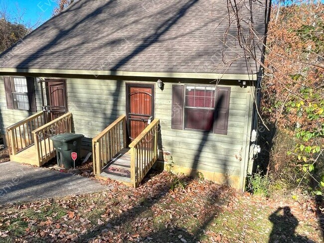 Building Photo - 3309 Pinewood Terrace