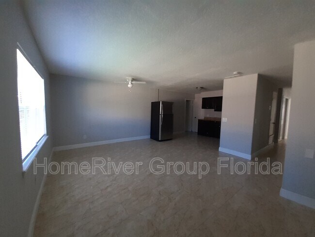 Building Photo - 303 Dolphin St