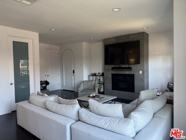 Foto del edificio - 1739 S Barrington Ave