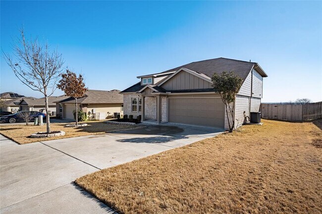 Foto del edificio - 311 Liard River Rd