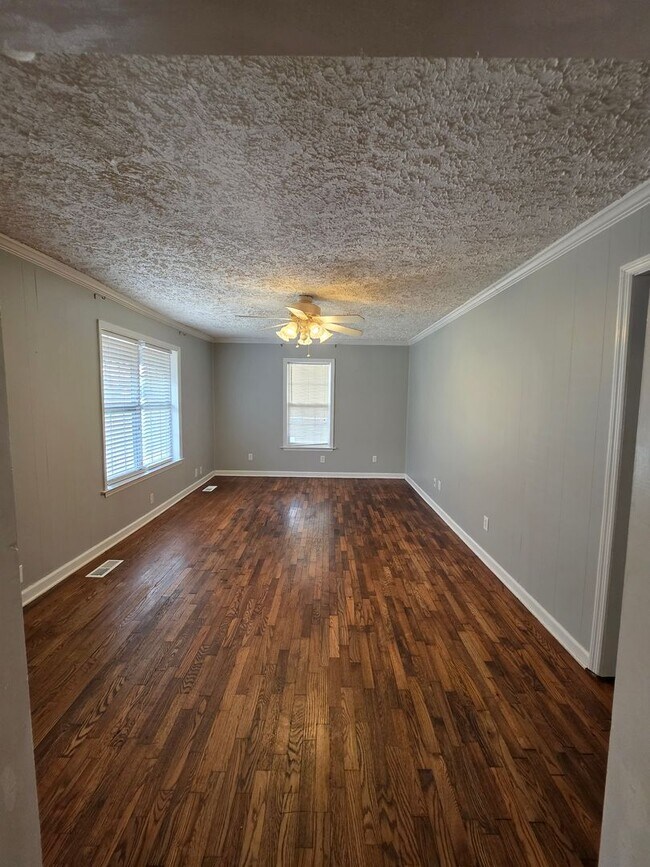 Foto del edificio - SPECIAL: 1st months rent FREE if lease is signed in December: 2 Bedroom 1 Bath House with storage...