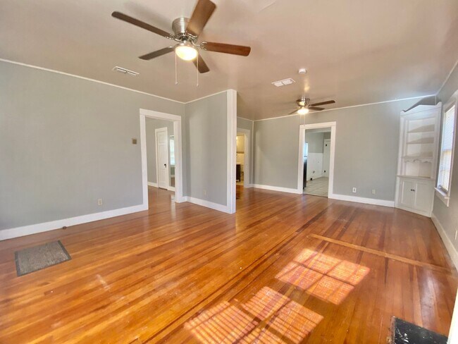 Building Photo - Larger 2 bed 1 bath cute cottage now avail...