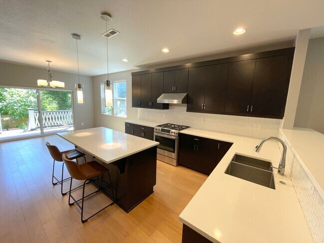 Building Photo - Stunning Home close to N Mississippi with ...