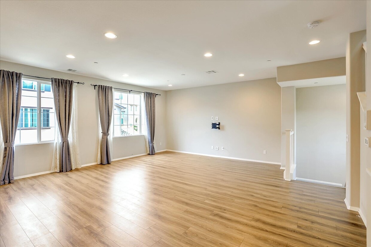 Primary Photo - 458 Stratus Ln