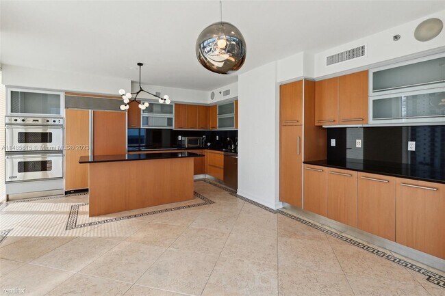 Foto del edificio - 4 br, 5.5 bath Condo - 18911 Collins Ave A...