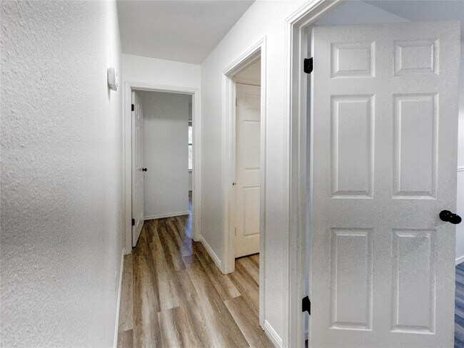 Building Photo - 1901 Holly Springs Dr