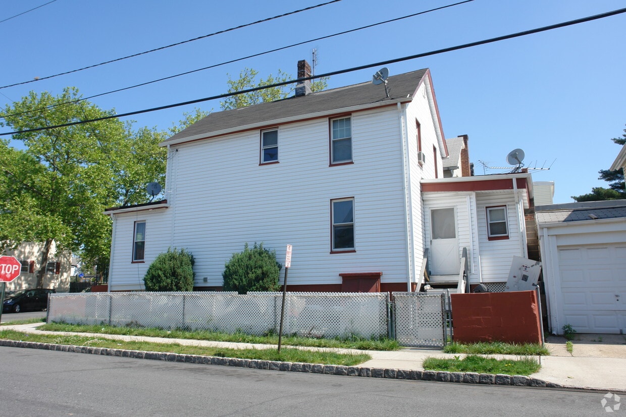 Building Photo - 204 Gordon St