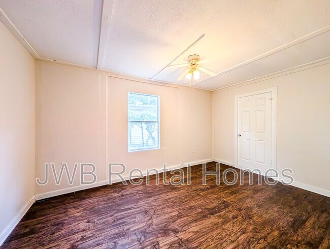 Foto del edificio - 4503 Melvin Cir W