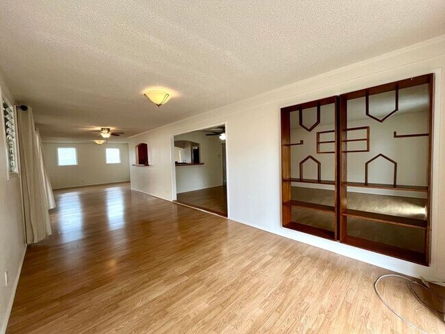 Foto del edificio - Mililani Town: 4 bed, 2.5 bath House with Den and Large Patio