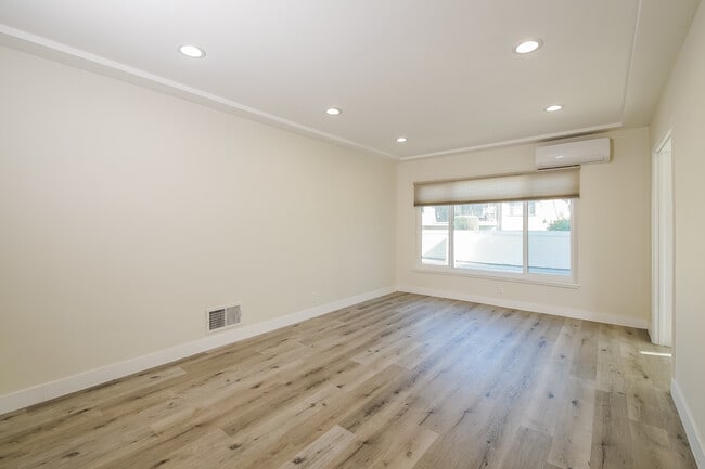 Building Photo - 1318 N Crescent Heights Blvd
