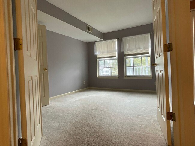 Building Photo - Forest Glen Condo Rental