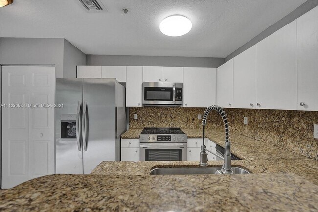 Building Photo - 5409 SW 41st St  5409 Pembroke Park Fl 33023