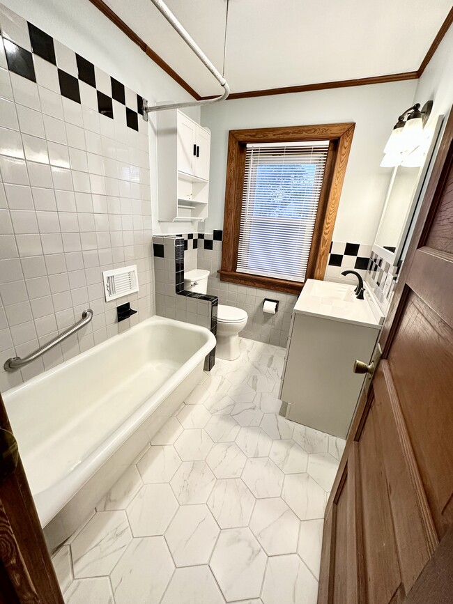 Building Photo - 213 Paxson Ave