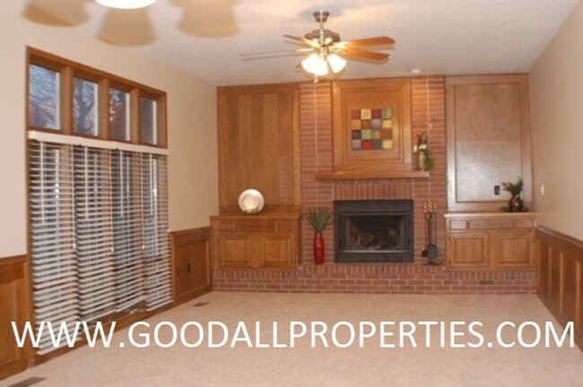 Foto del edificio - Executive 4 Bedroom Home in West Des Moine...