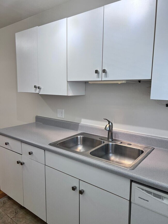 Foto del edificio - SPACIOUS 2 BR IN HYDE PARK WITH GARAGE