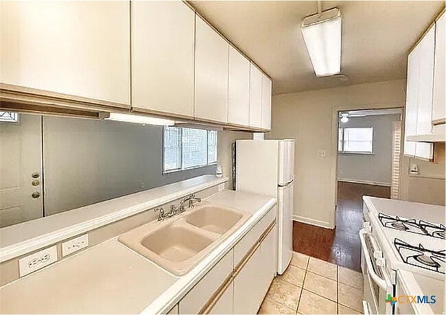 Building Photo - 460 Comal Ave