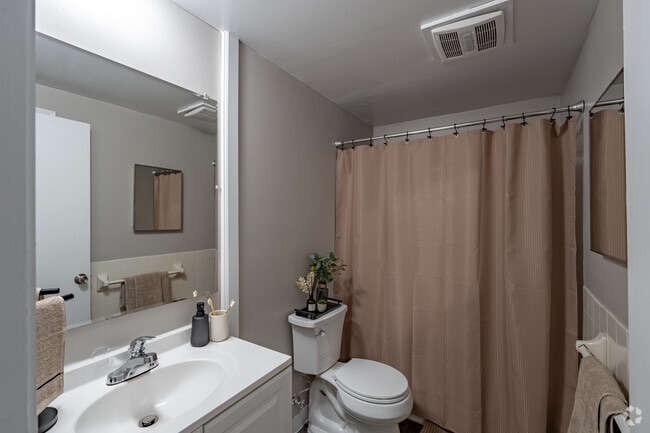 1 habitación, 1 baño - 725 pies cuadrados - Baño - Creekside Village Apartments