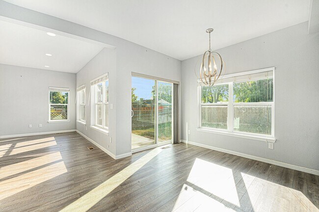 Foto del edificio - Bright & Spacious 3-Bedroom Home on a Corn...