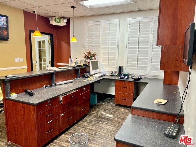 Foto del edificio - 7353 Canoga Ave