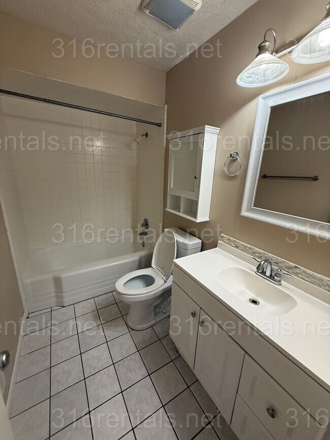 Building Photo - 5825 E Oakwood Dr