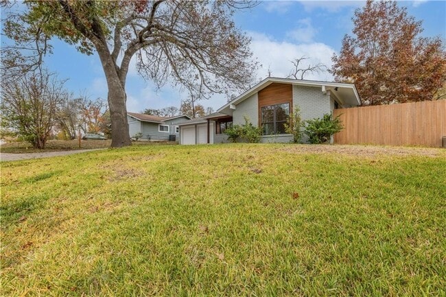 Foto del edificio - 5104 Woodmoor Dr