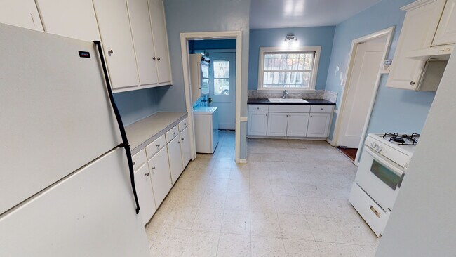 Building Photo - 6532 Lindenhurst Ave