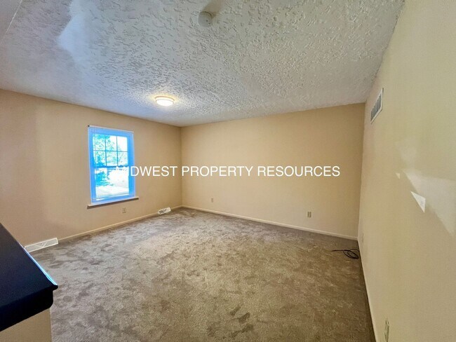 Building Photo - Freshly Updated 3 Bedroom Duplex