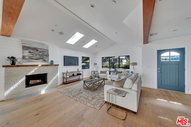 Building Photo - 2415 Cloverfield Blvd