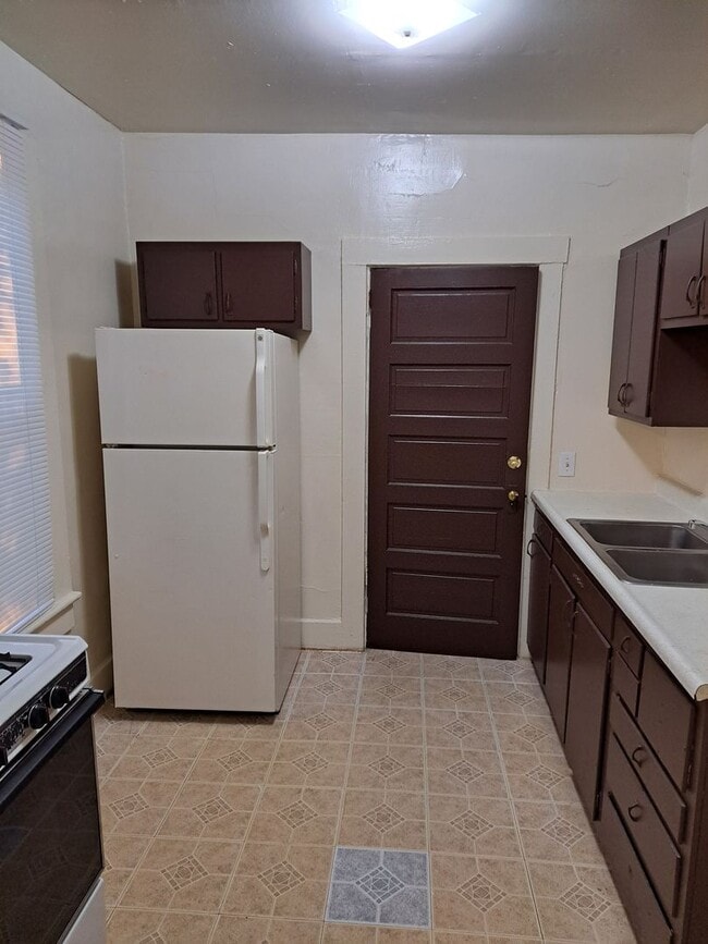 Building Photo - 2 BR Townhouse Near University of Saint Fr...