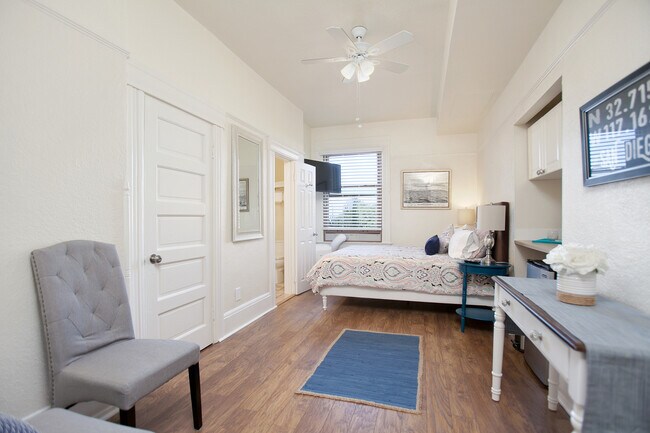 Foto del edificio - 2121 1st Ave