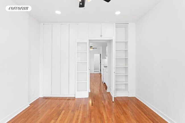 Foto del edificio - 163 W 10th St
