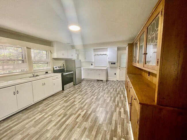 Building Photo - Welcome to this charming 2-bedroom, 1-bath...